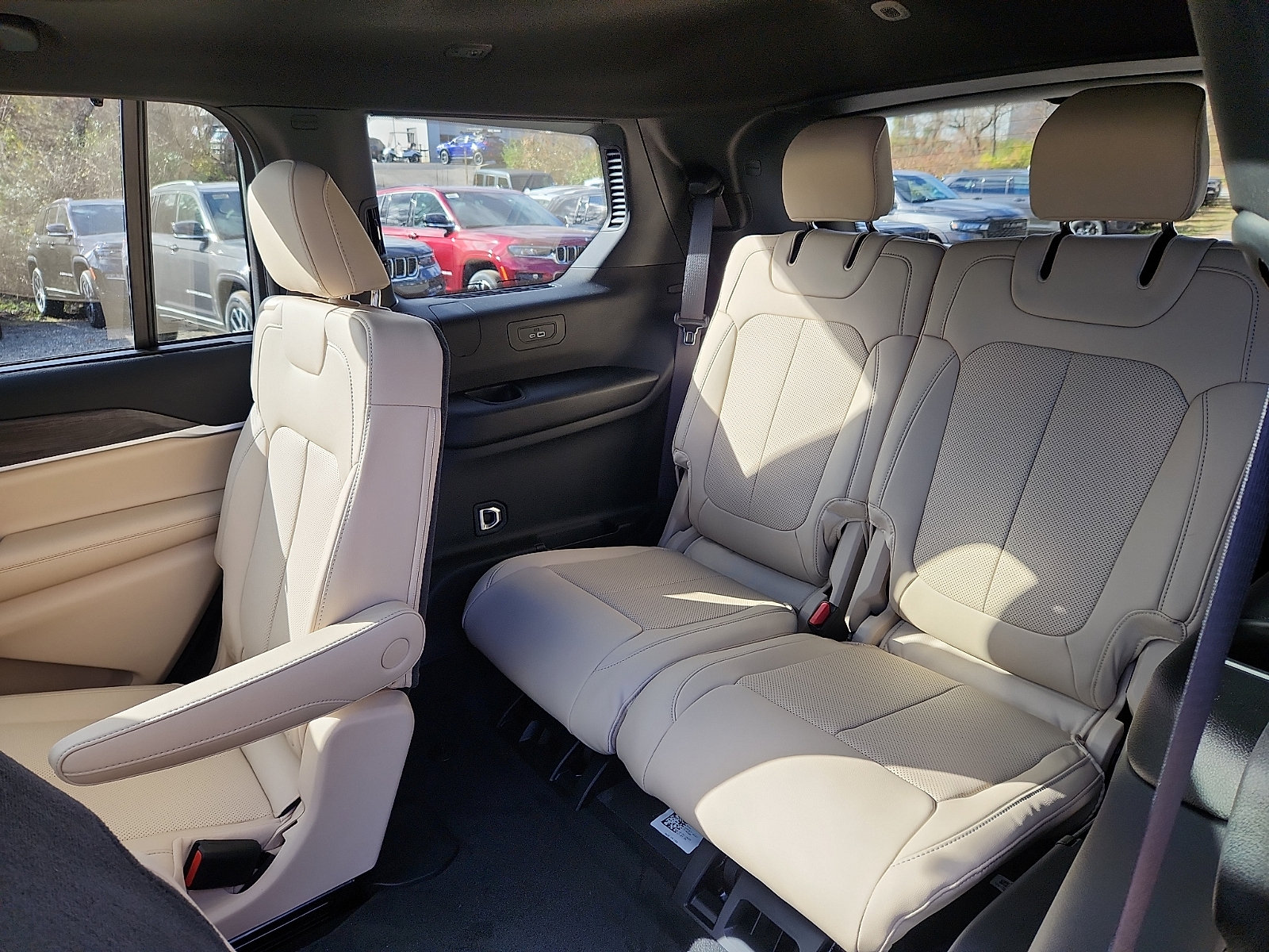 New 2025 Jeep Grand Cherokee L Limited w/ Luxury Tech Group II AWD/4WD image 7