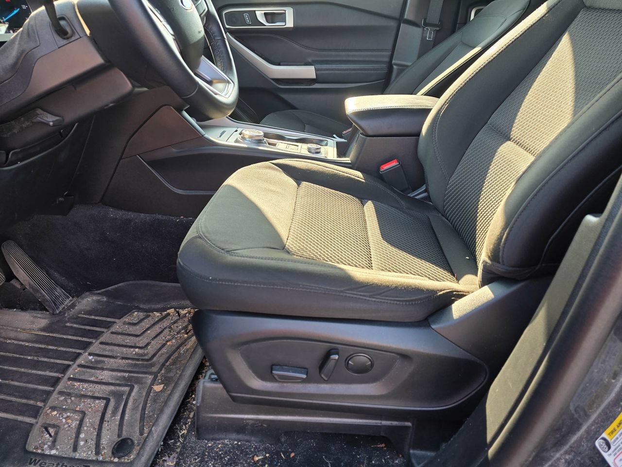 Used 2023 Ford Explorer XLT AWD/4WD image 10