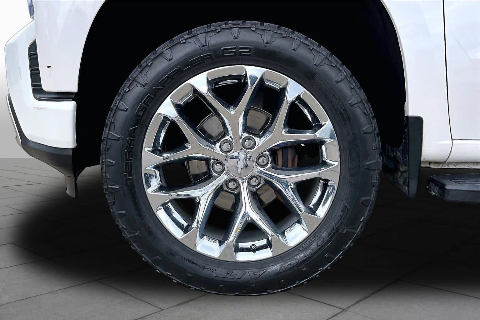 Used 2021 Chevrolet Silverado 1500 High Country w/ Technology Package AWD/4WD image 10
