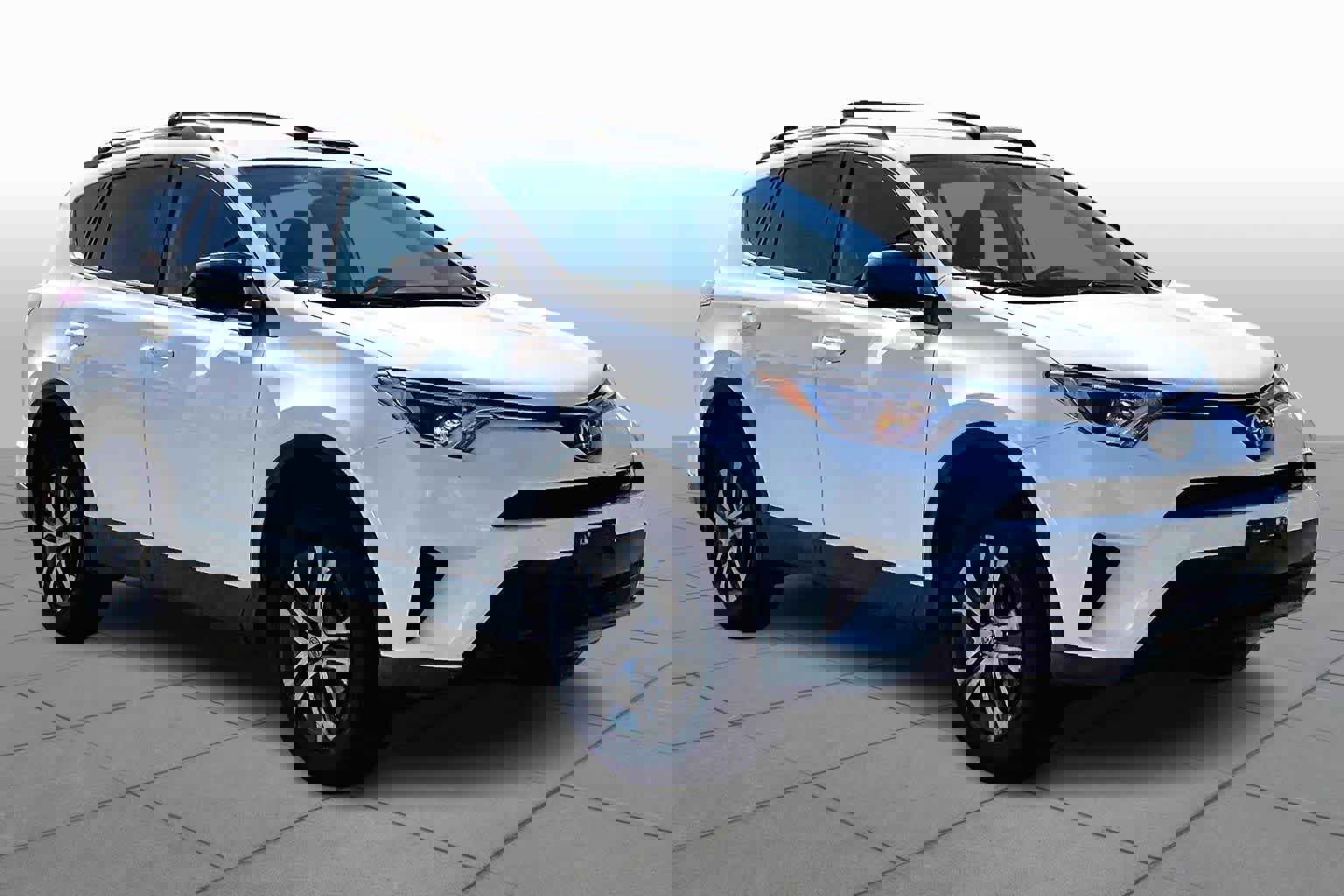 Used 2018 Toyota RAV4 LE w/ Carpet Mat Package image 2