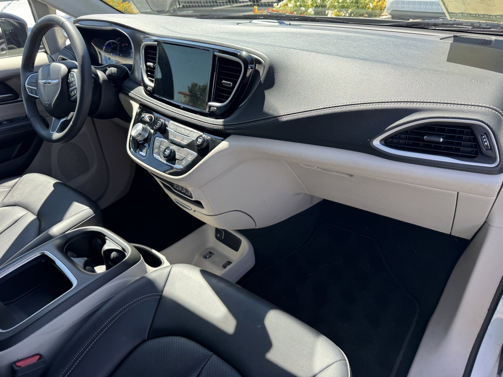 Used 2024 Chrysler Pacifica Limited FWD image 7