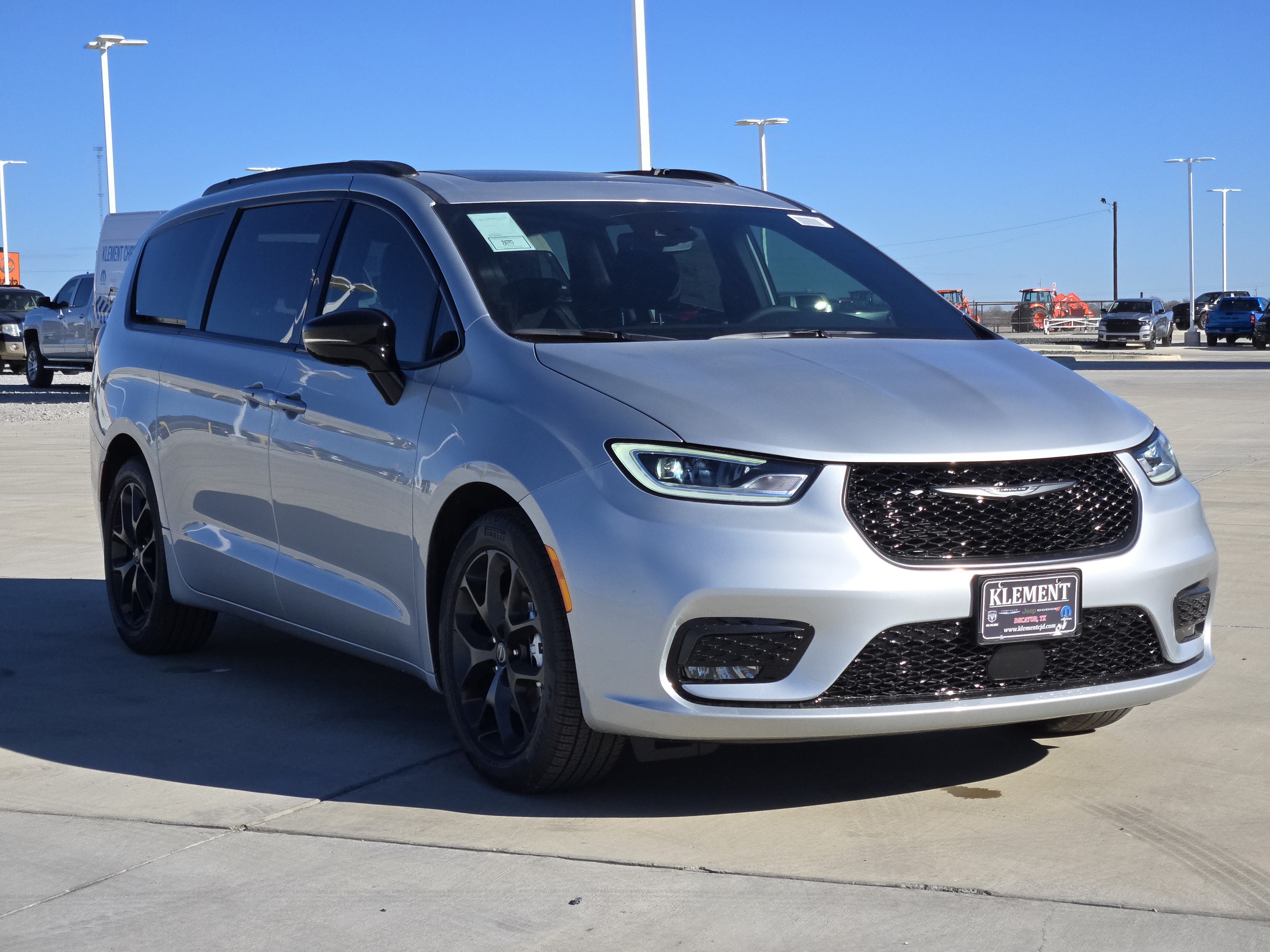 New 2026 Chrysler Pacifica Limited w/ S Appearance Package FWD image 2