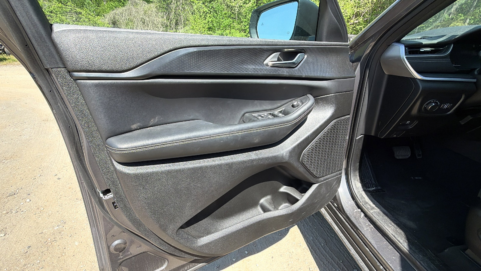 Certified 2025 Jeep Grand Cherokee Laredo image 14