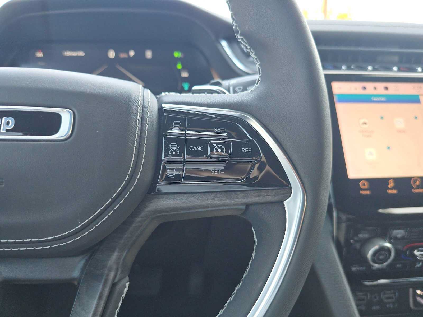 Used 2023 Jeep Grand Cherokee Overland w/ Luxury Tech Group IV AWD/4WD image 30