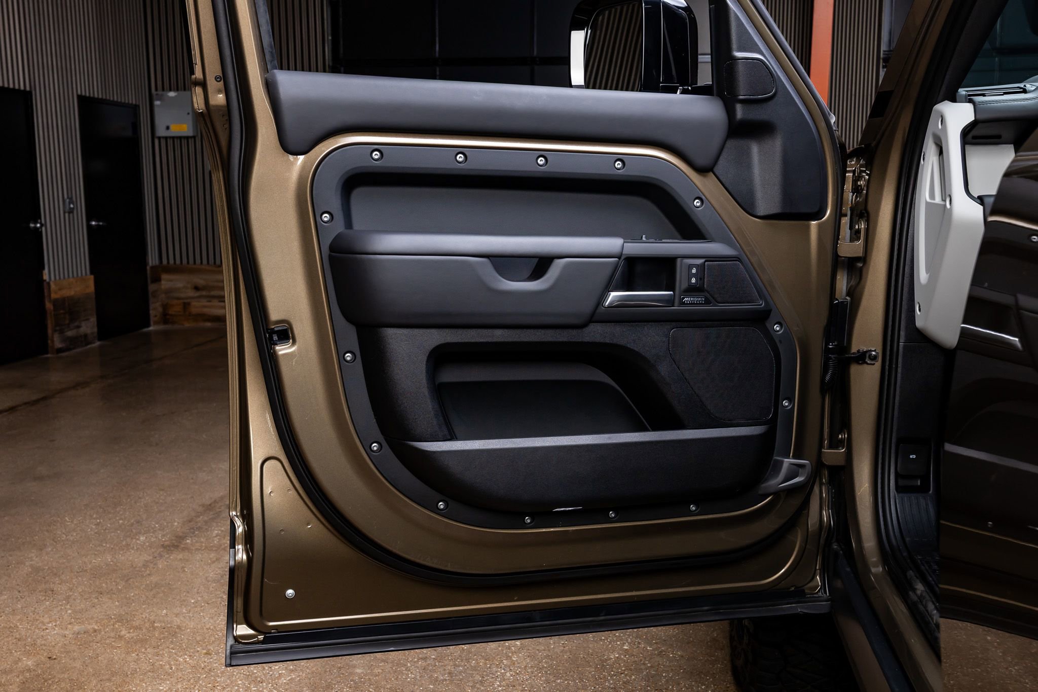 Used 2025 Land Rover Defender 110 X-Dynamic SE image 34
