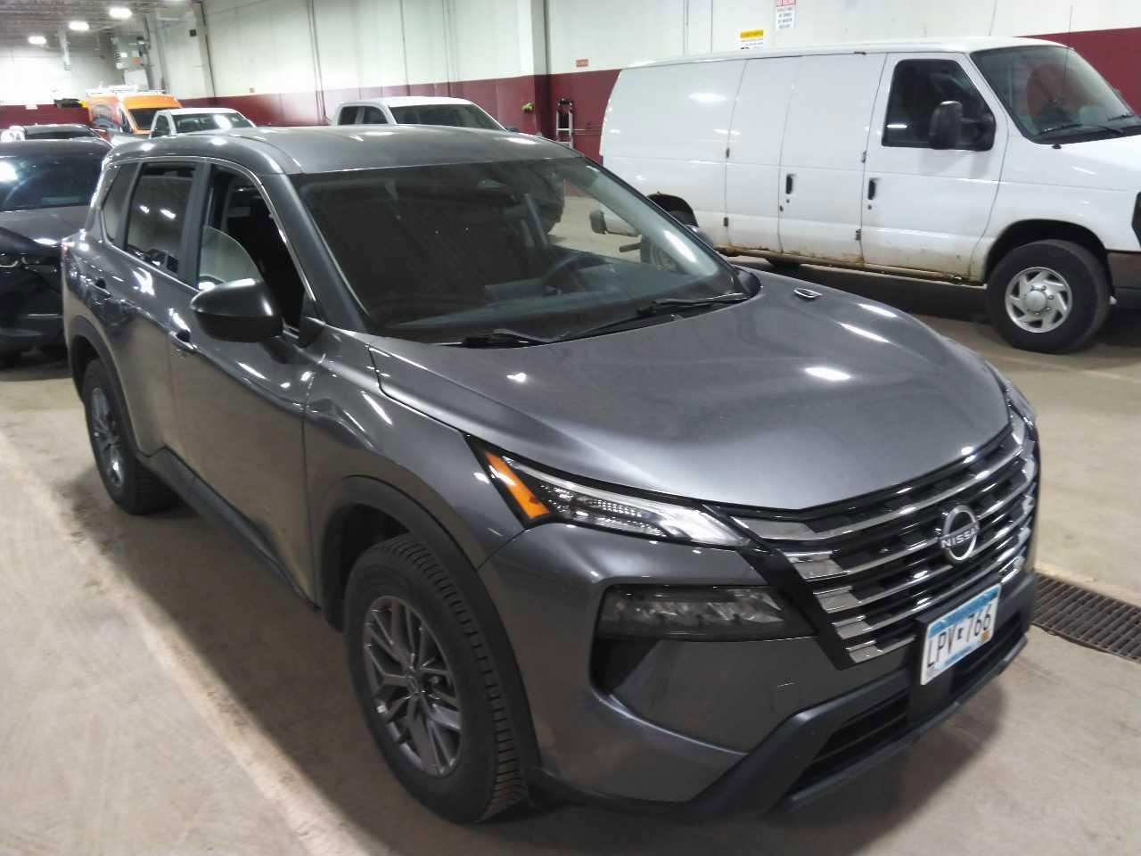 Used 2024 Nissan Rogue S AWD/4WD image 2