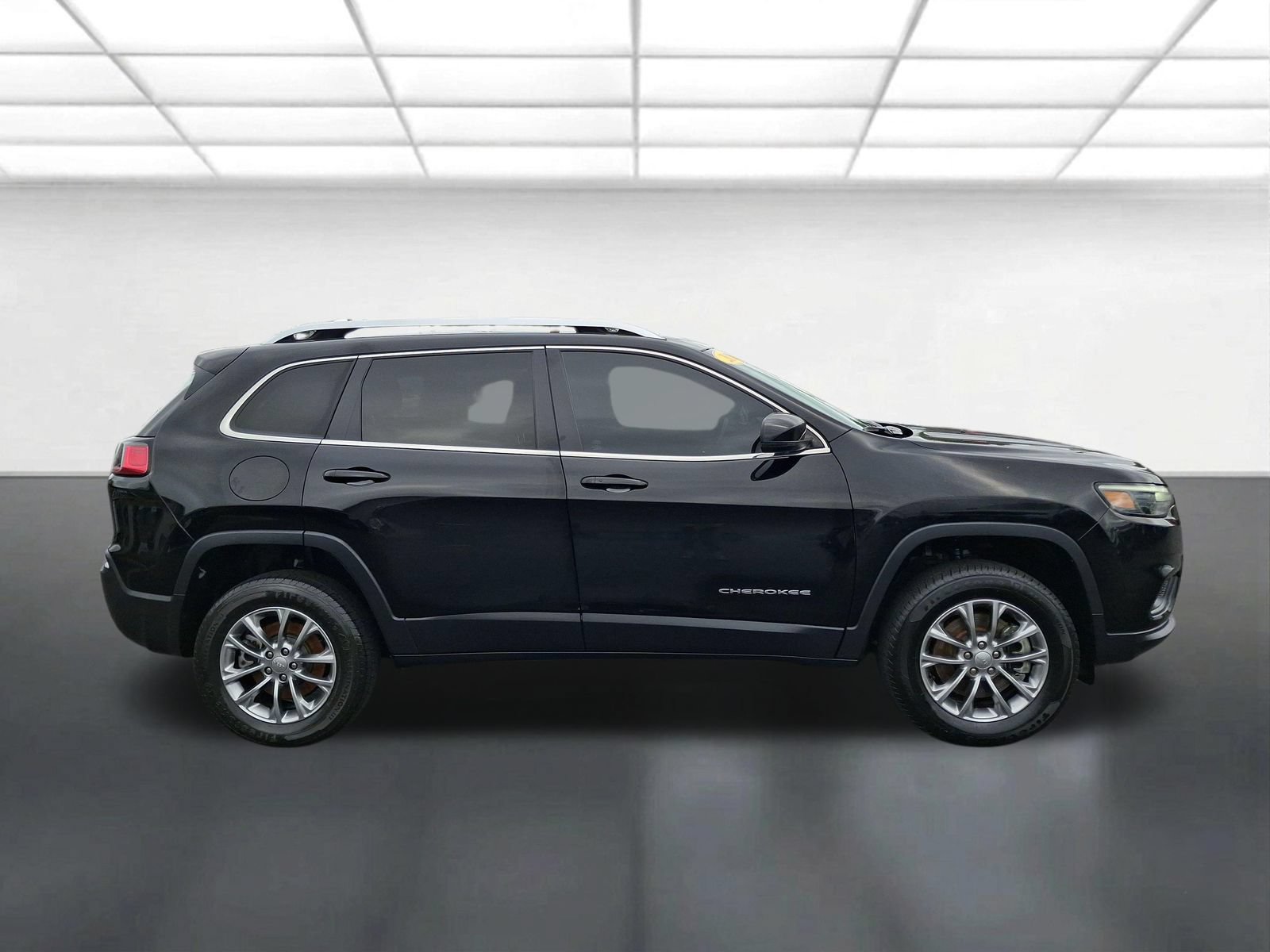 Used 2021 Jeep Cherokee Latitude Lux w/ Sun & Sound Group AWD/4WD image 2