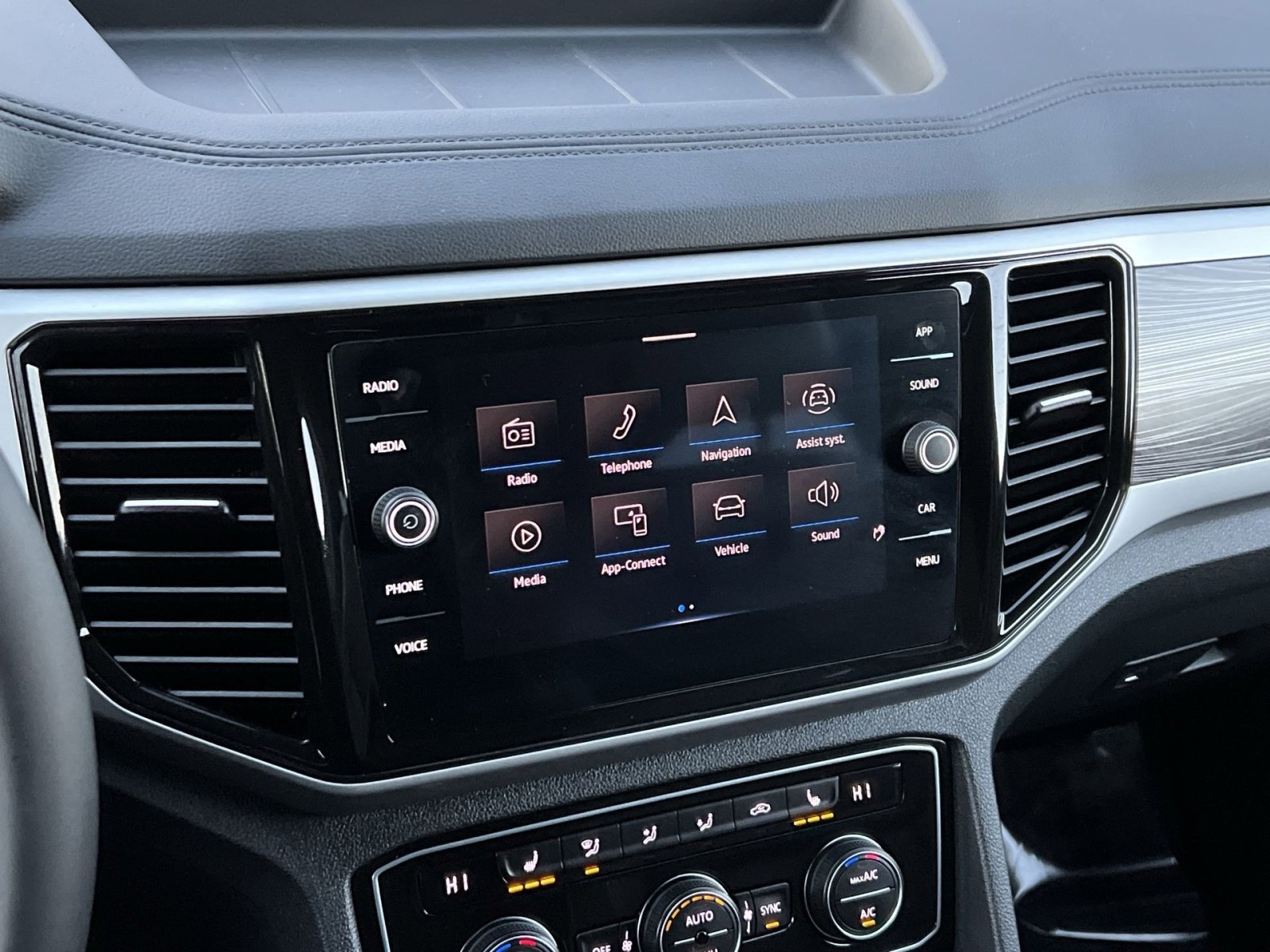 Used 2022 Volkswagen Atlas Cross Sport SE image 18