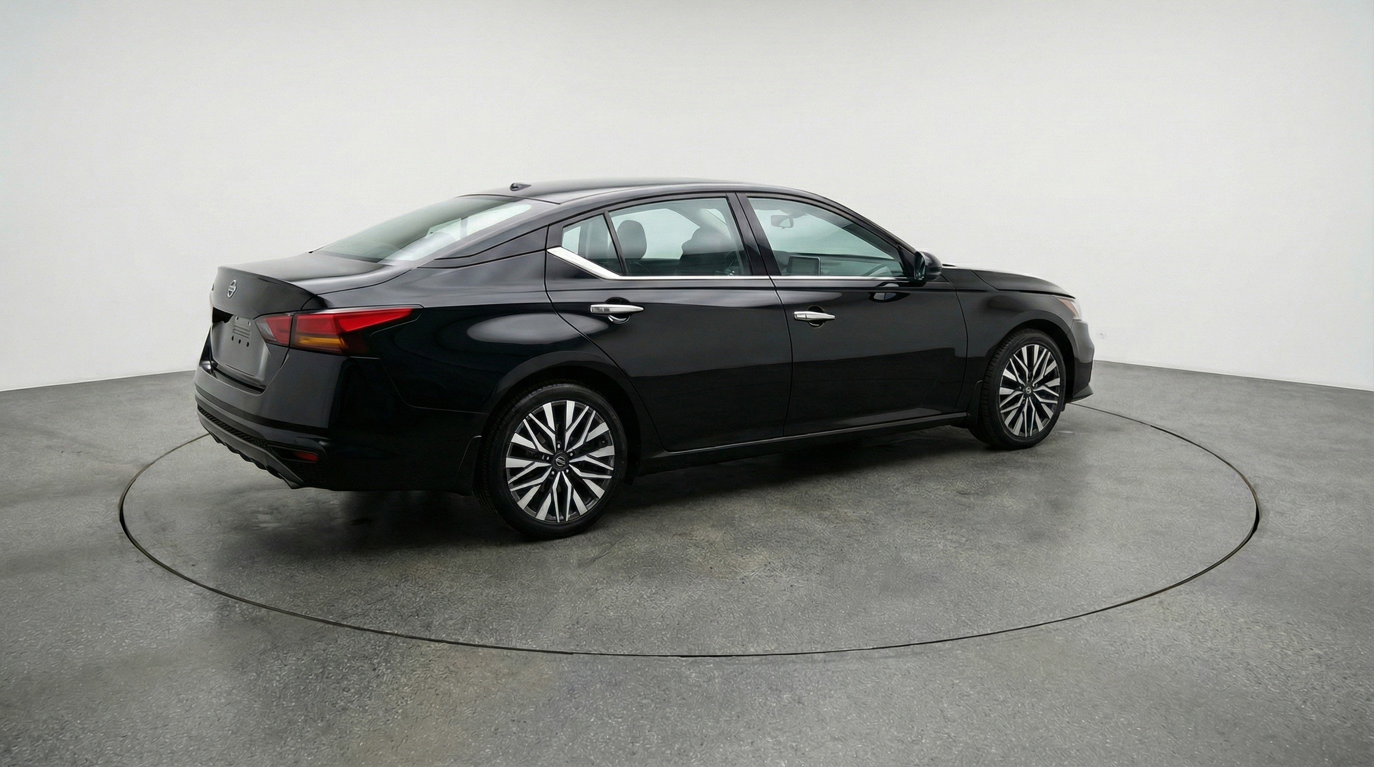 Used 2025 Nissan Altima 2.5 SV FWD image 9