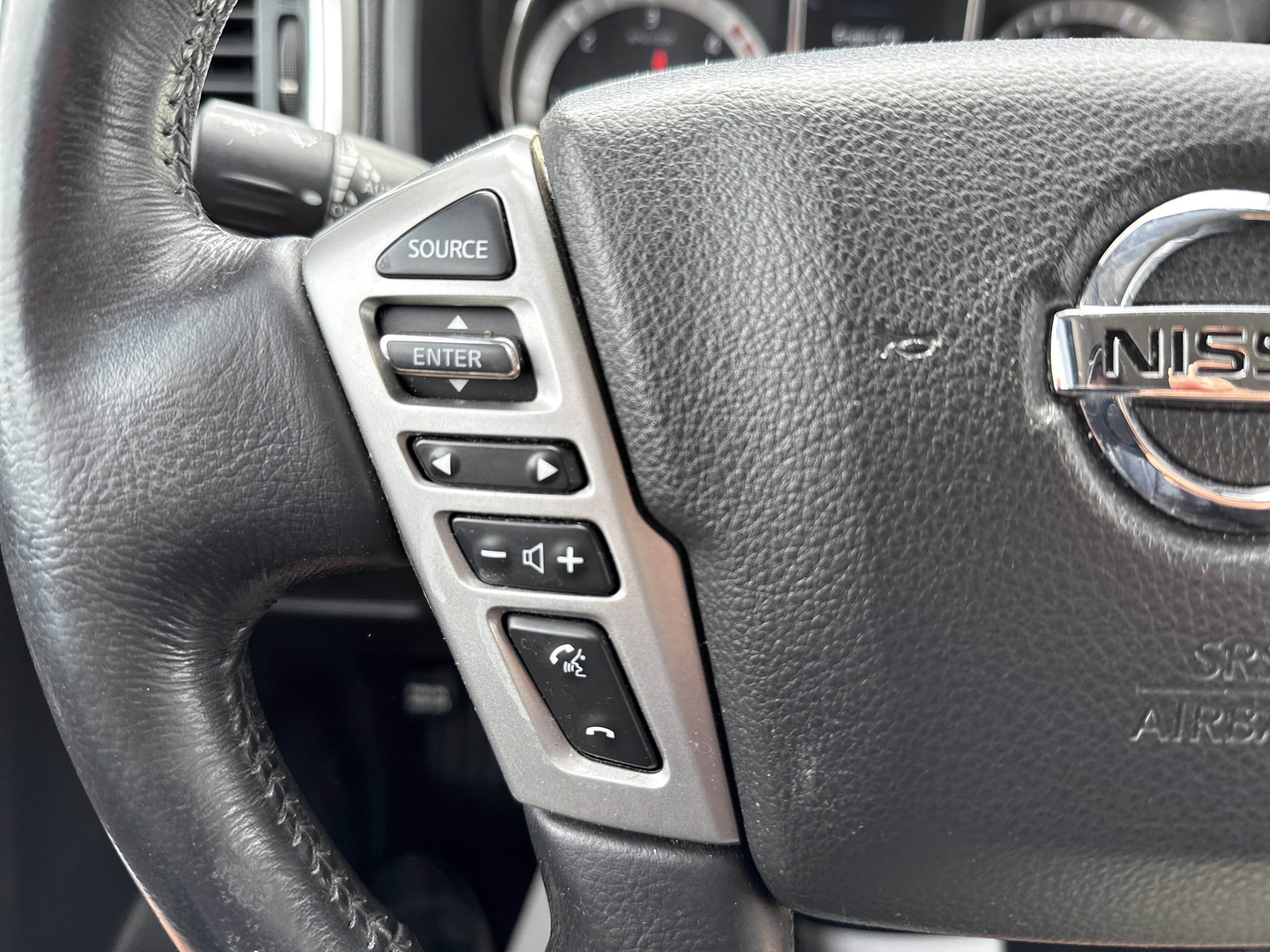 Used 2018 Nissan Titan SV w/ SV Convenience Package AWD/4WD image 18