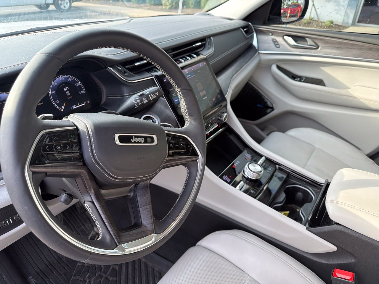 Used 2023 Jeep Grand Cherokee Overland w/ Luxury Tech Group IV AWD/4WD image 12