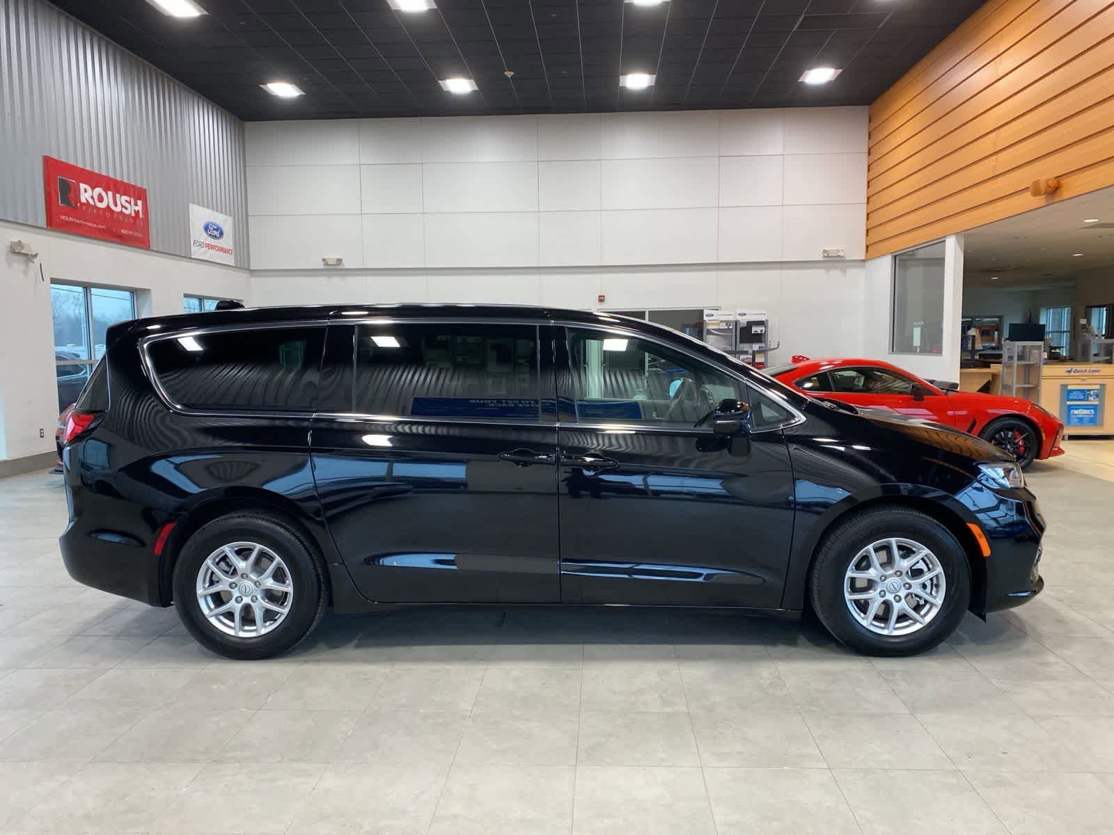 Used 2026 Chrysler Pacifica Select image 6