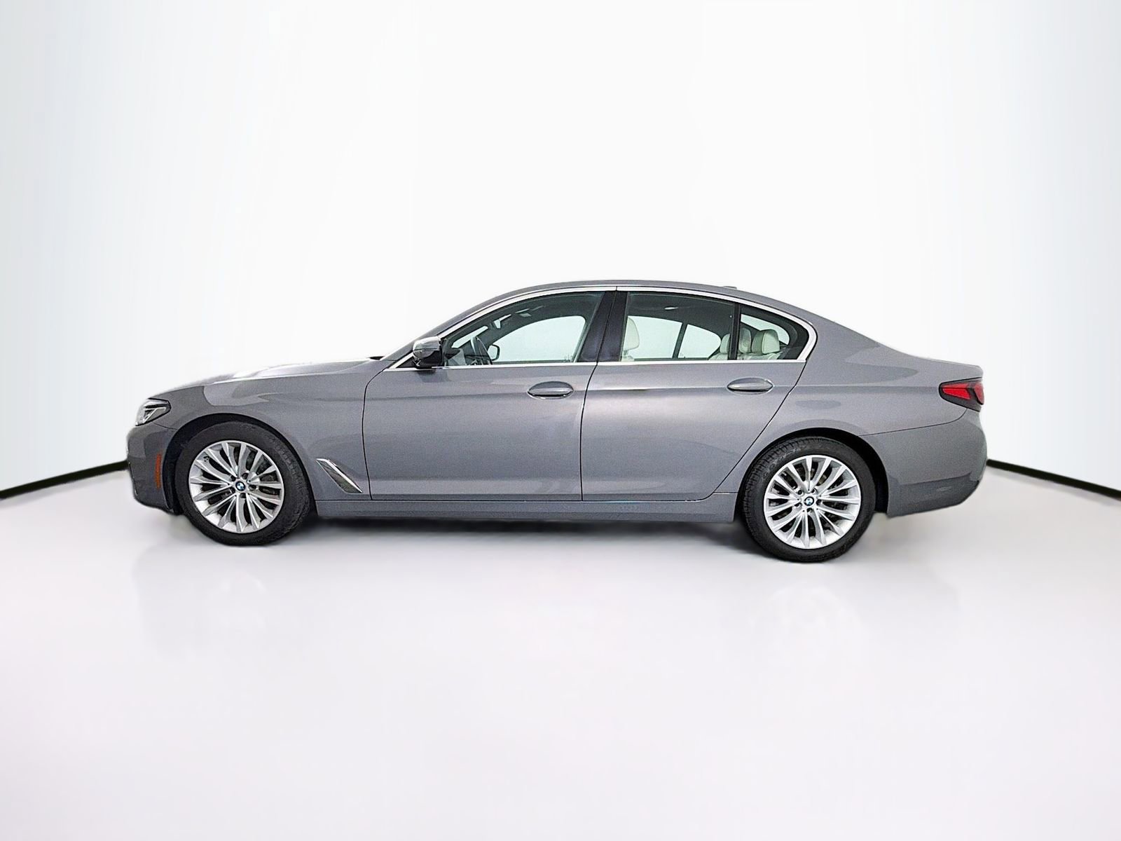 Used 2022 BMW 530i xDrive w/ Convenience Package AWD/4WD image 4