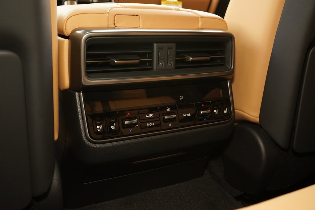 Used 2025 Lexus LX 600 4WD w/ Luxury Package image 23