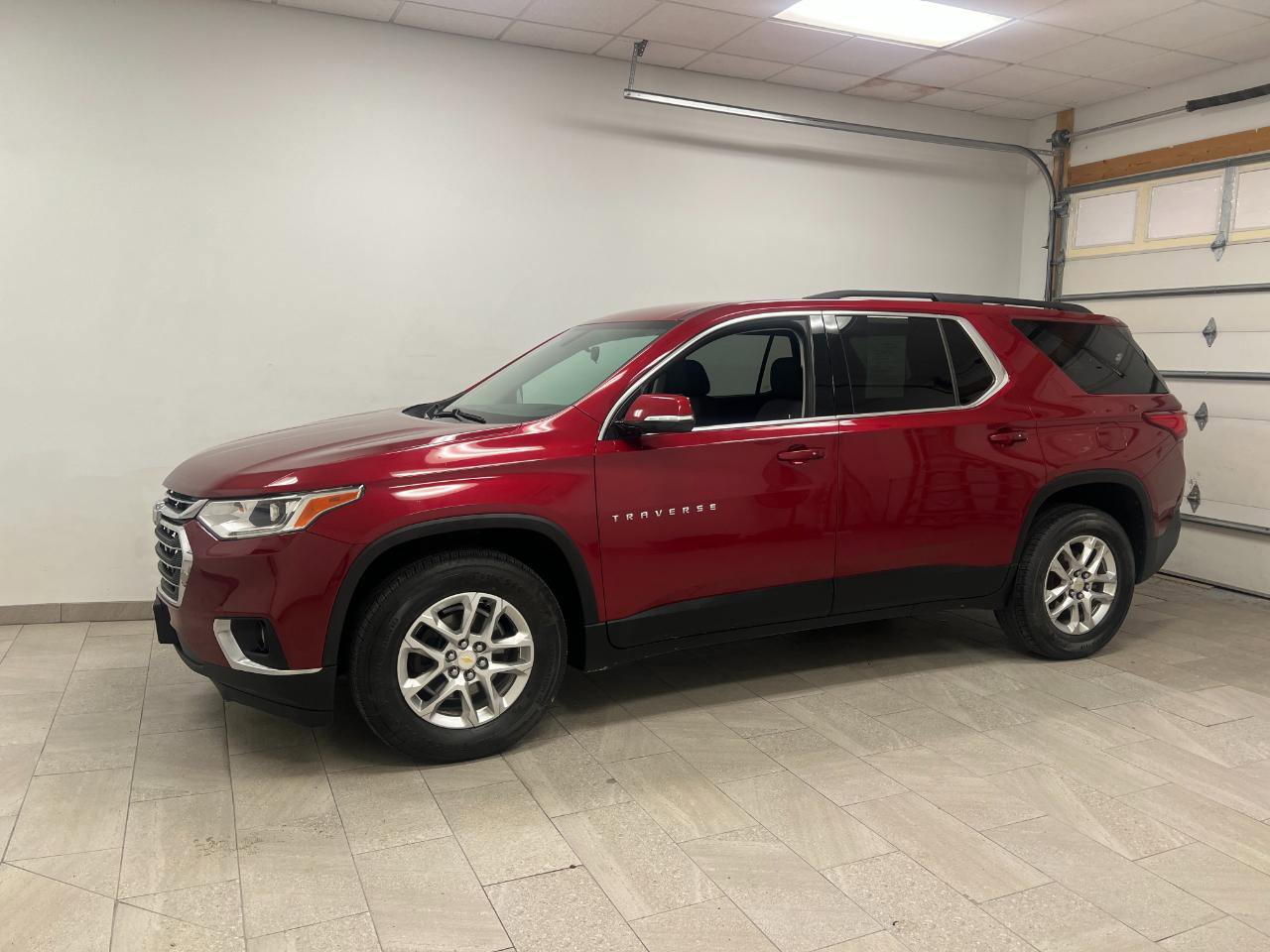 Used 2019 Chevrolet Traverse LT FWD image 2
