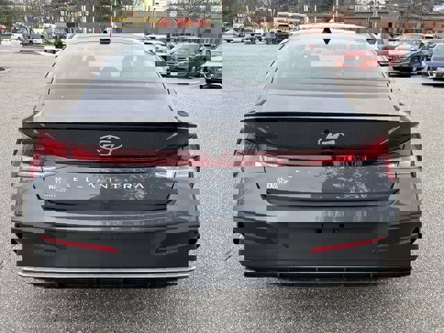 Used 2025 Hyundai Elantra Sport image 32