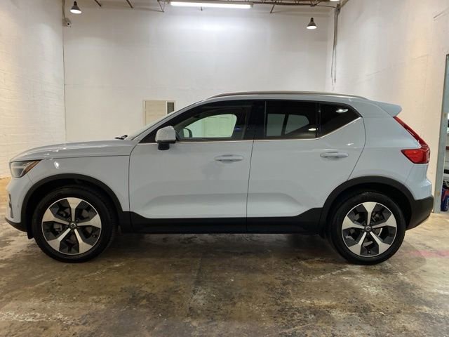 Used 2025 Volvo XC40 B5 Plus AWD/4WD image 2