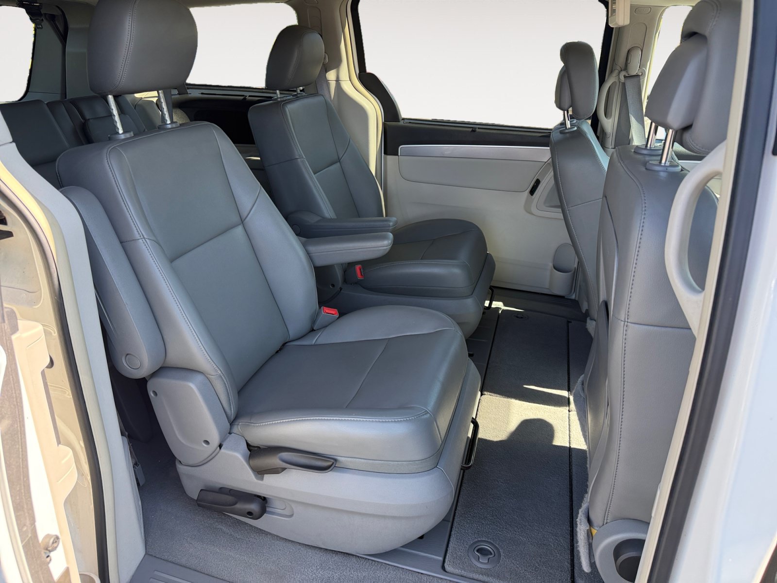 Used 2011 Volkswagen Routan SE FWD image 19