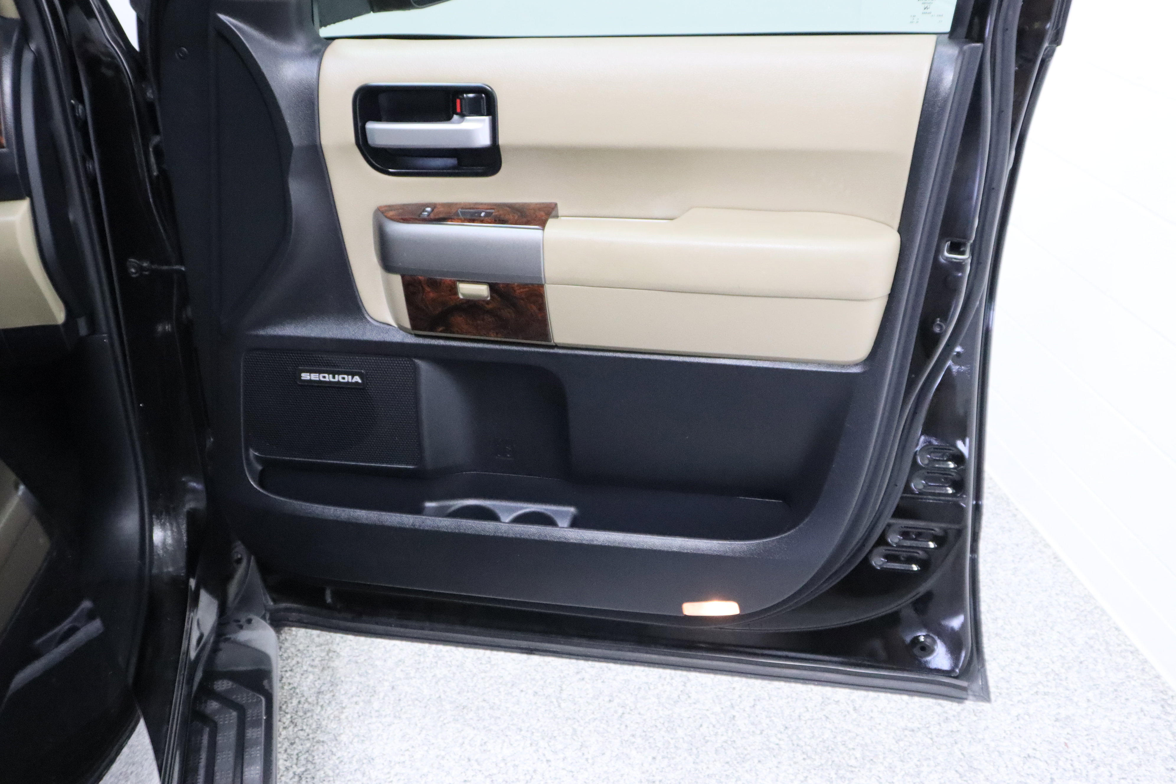 Used 2014 Toyota Sequoia Limited RWD image 38