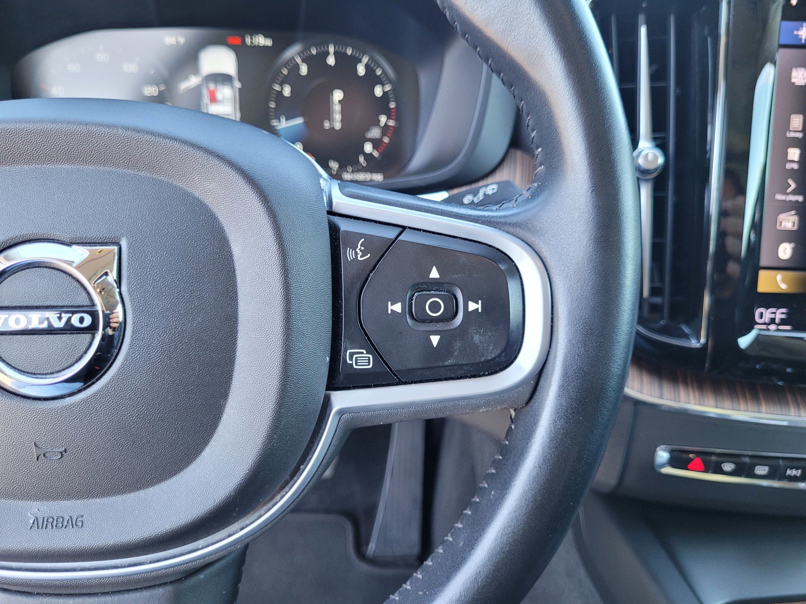 Used 2021 Volvo XC60 T5 Momentum image 22