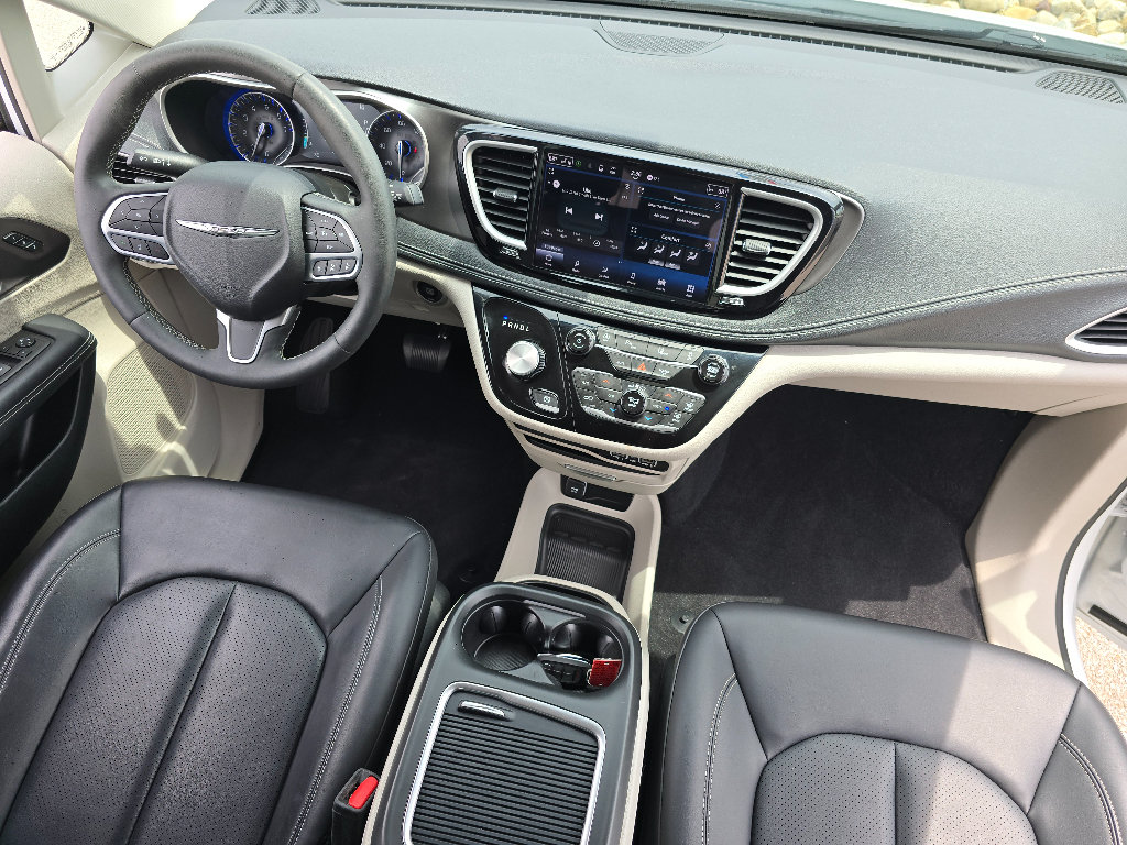 Used 2023 Chrysler Pacifica Touring-L AWD/4WD image 17
