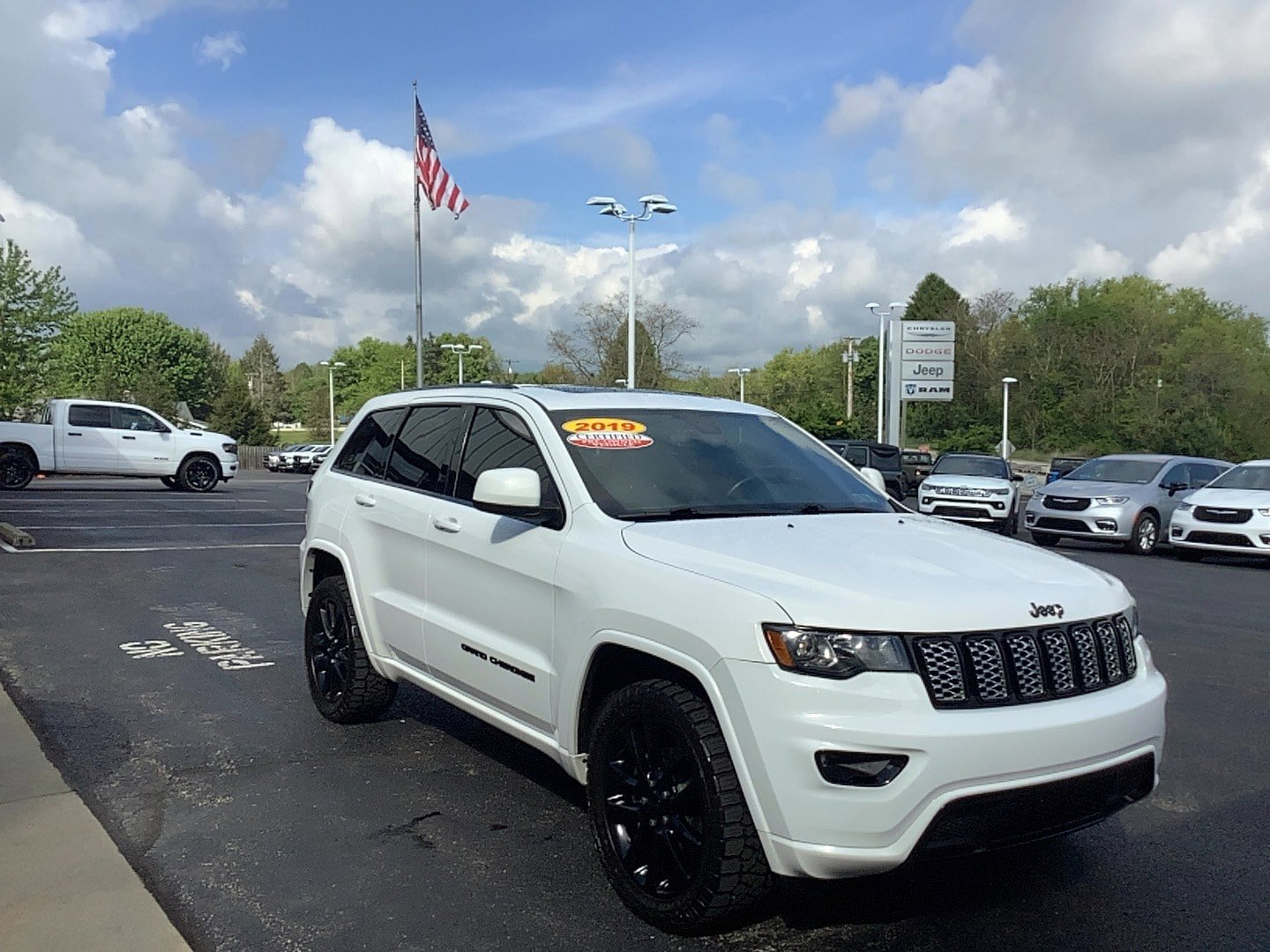 Used 2019 Jeep Grand Cherokee Altitude AWD/4WD image 3