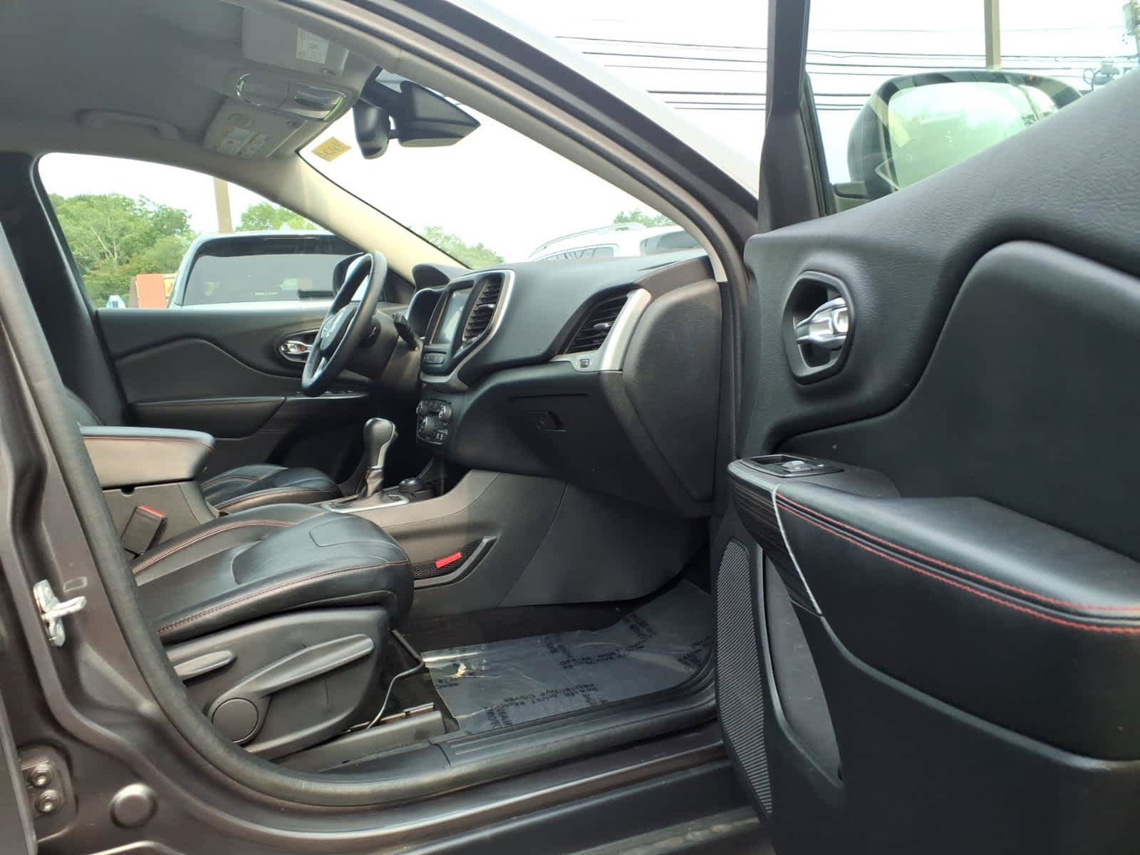 Used 2014 Jeep Cherokee Trailhawk w/ Technology Group AWD/4WD image 14