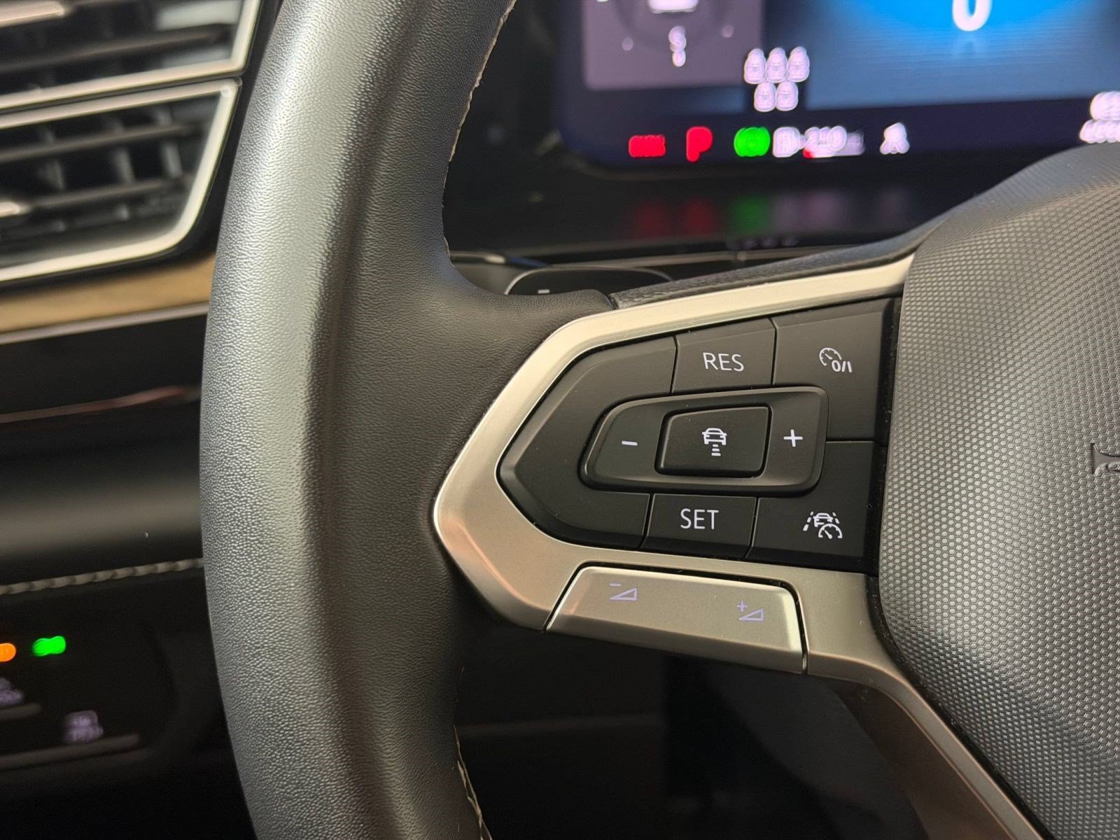 Used 2024 Volkswagen Atlas SE FWD image 14