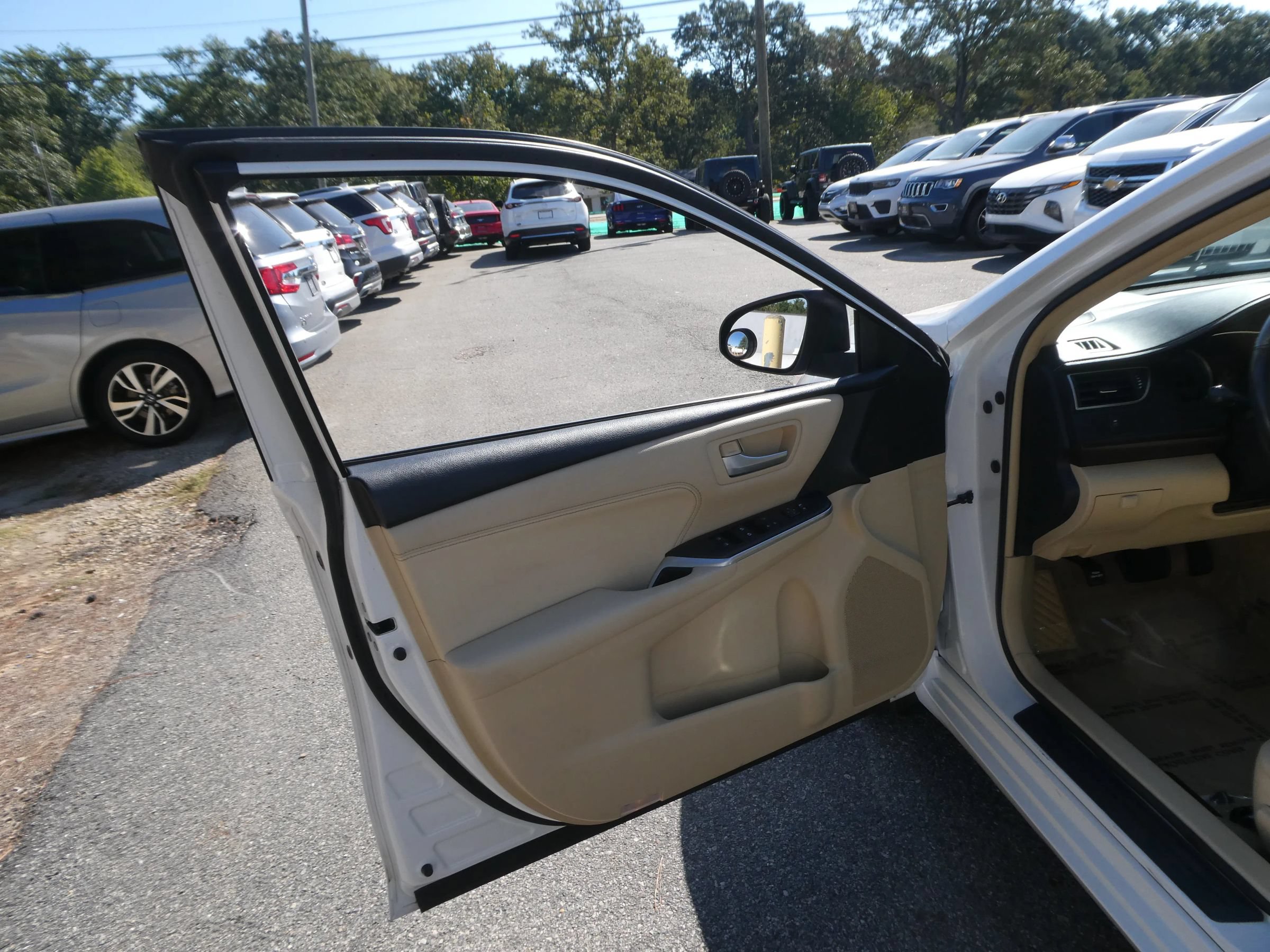 Used 2016 Toyota Camry XLE FWD image 11