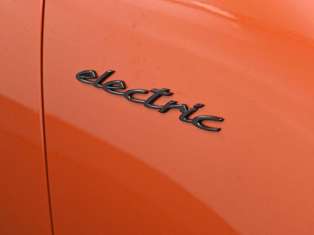 Certified 2025 Porsche Macan Electric image 30