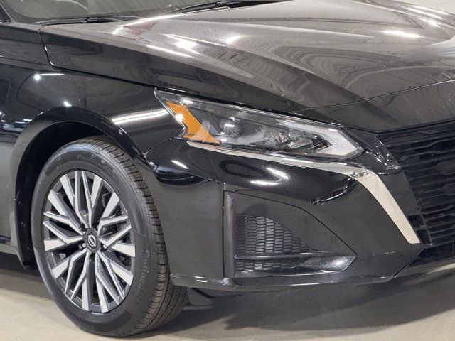 Used 2023 Nissan Altima 2.5 SV w/ SV Premium Package image 3