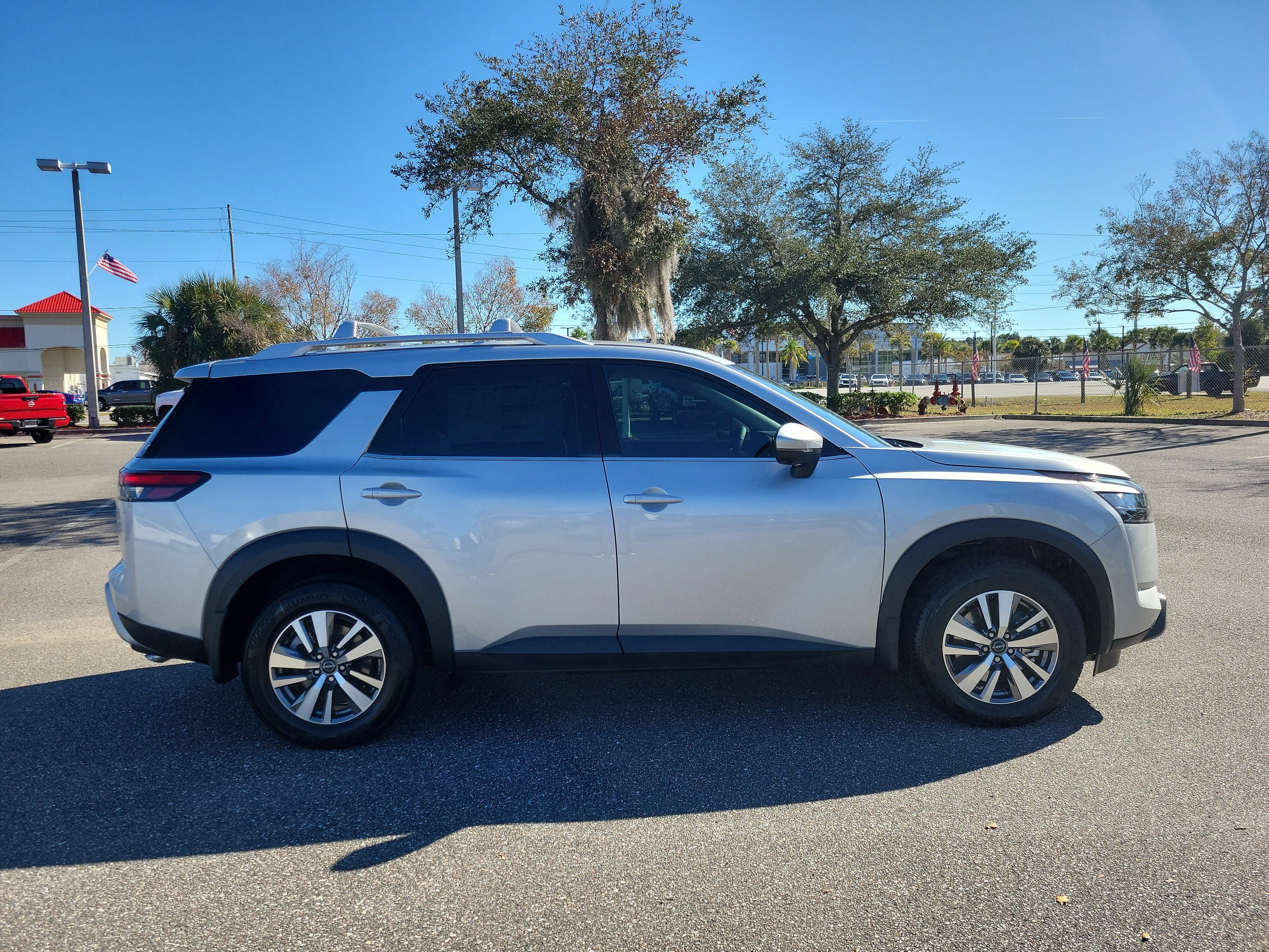 New 2025 Nissan Pathfinder SL image 5