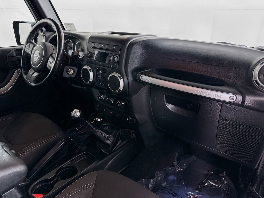 Used 2017 Jeep Wrangler Unlimited Sahara w/ Connectivity Group image 32