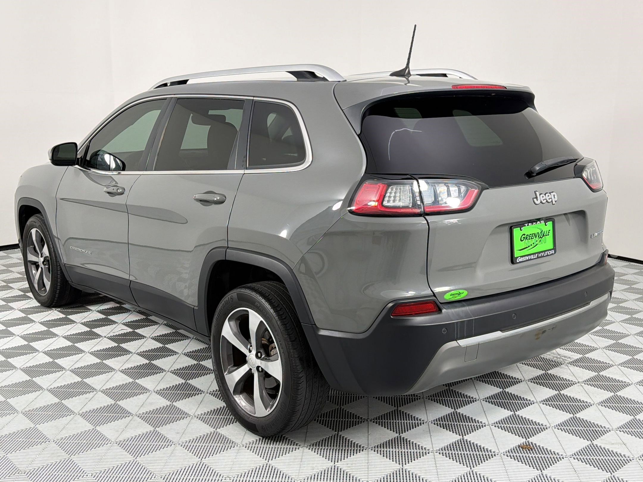 Used 2020 Jeep Cherokee Limited image 3