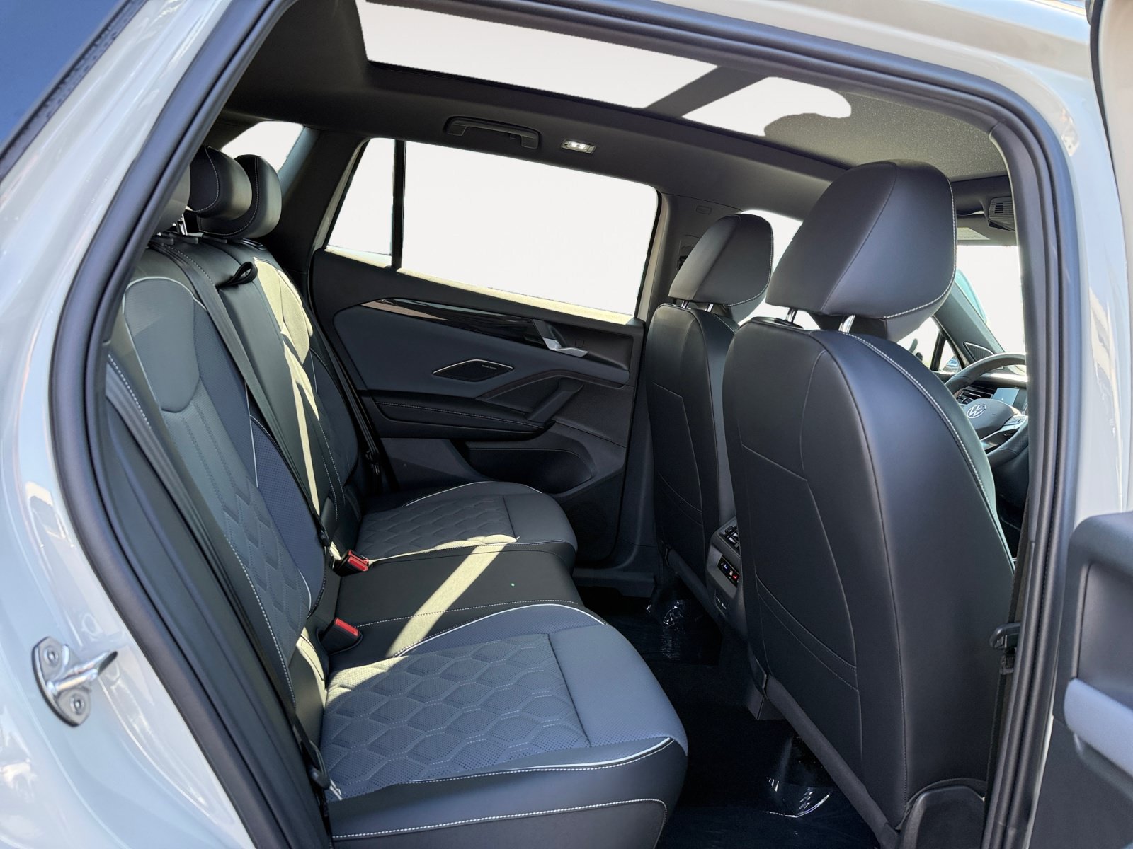 New 2026 Volkswagen Tiguan SEL R-Line AWD/4WD image 18