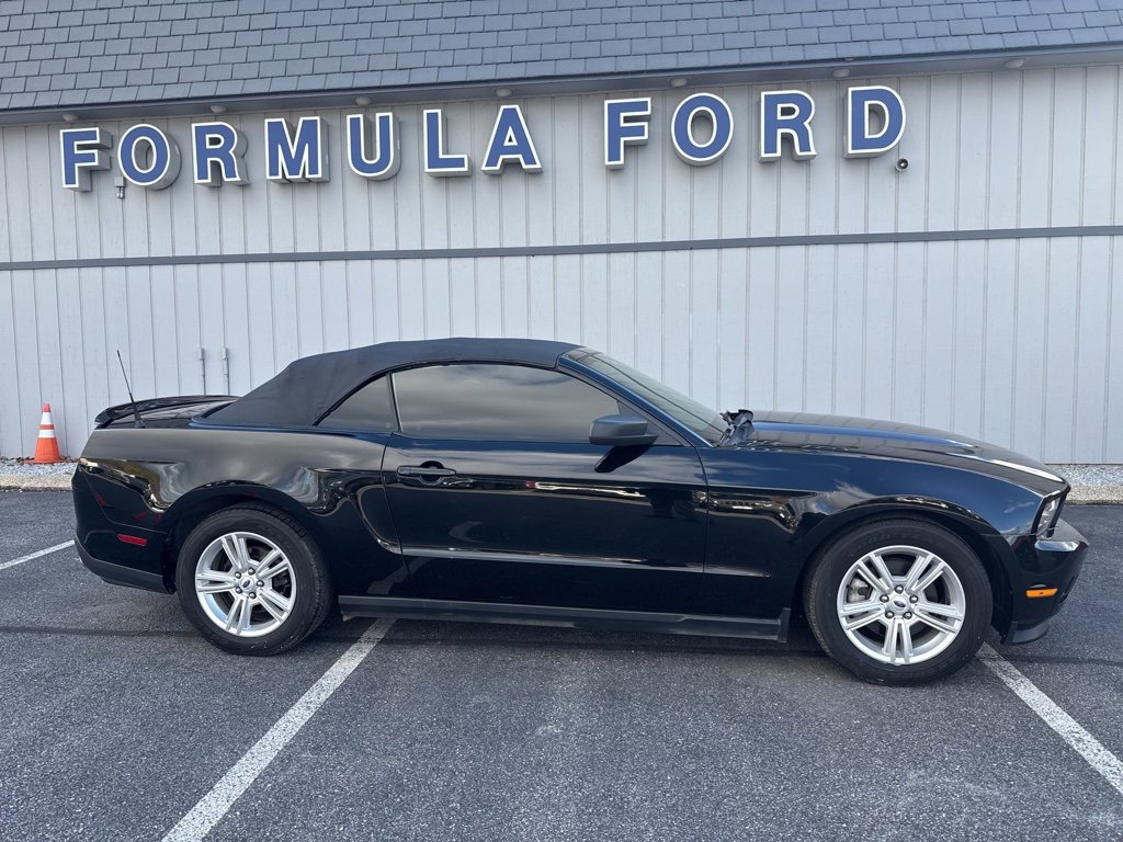 Used 2012 Ford Mustang Convertible image 2
