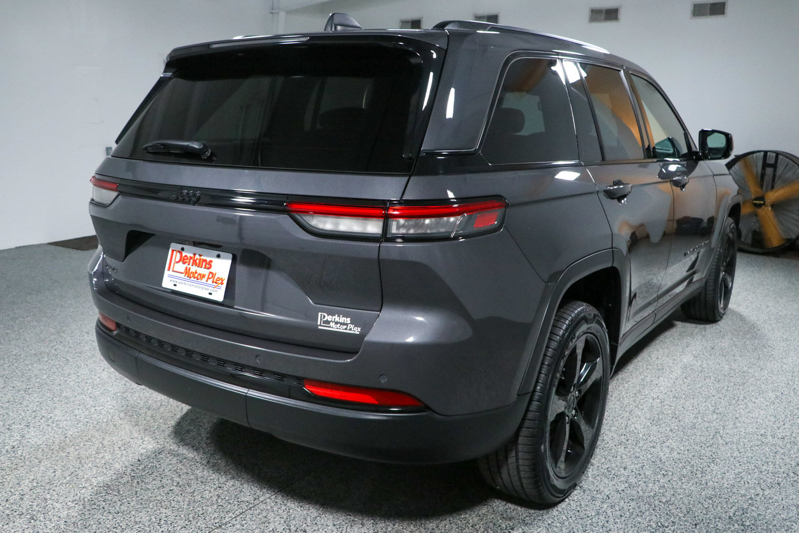 Used 2023 Jeep Grand Cherokee Altitude AWD/4WD image 7