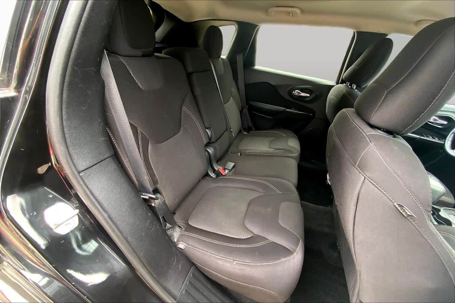 Used 2015 Jeep Cherokee Latitude w/ Comfort/Convenience Group FWD image 20