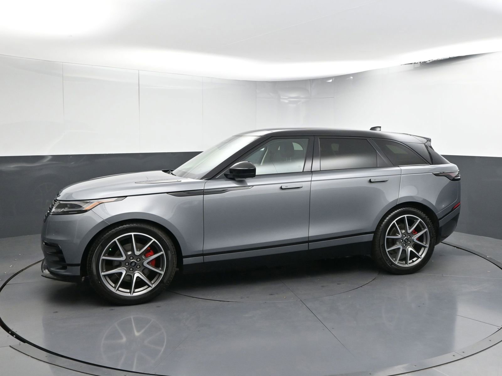 New 2025 Land Rover Range Rover Velar Dynamic SE image 2