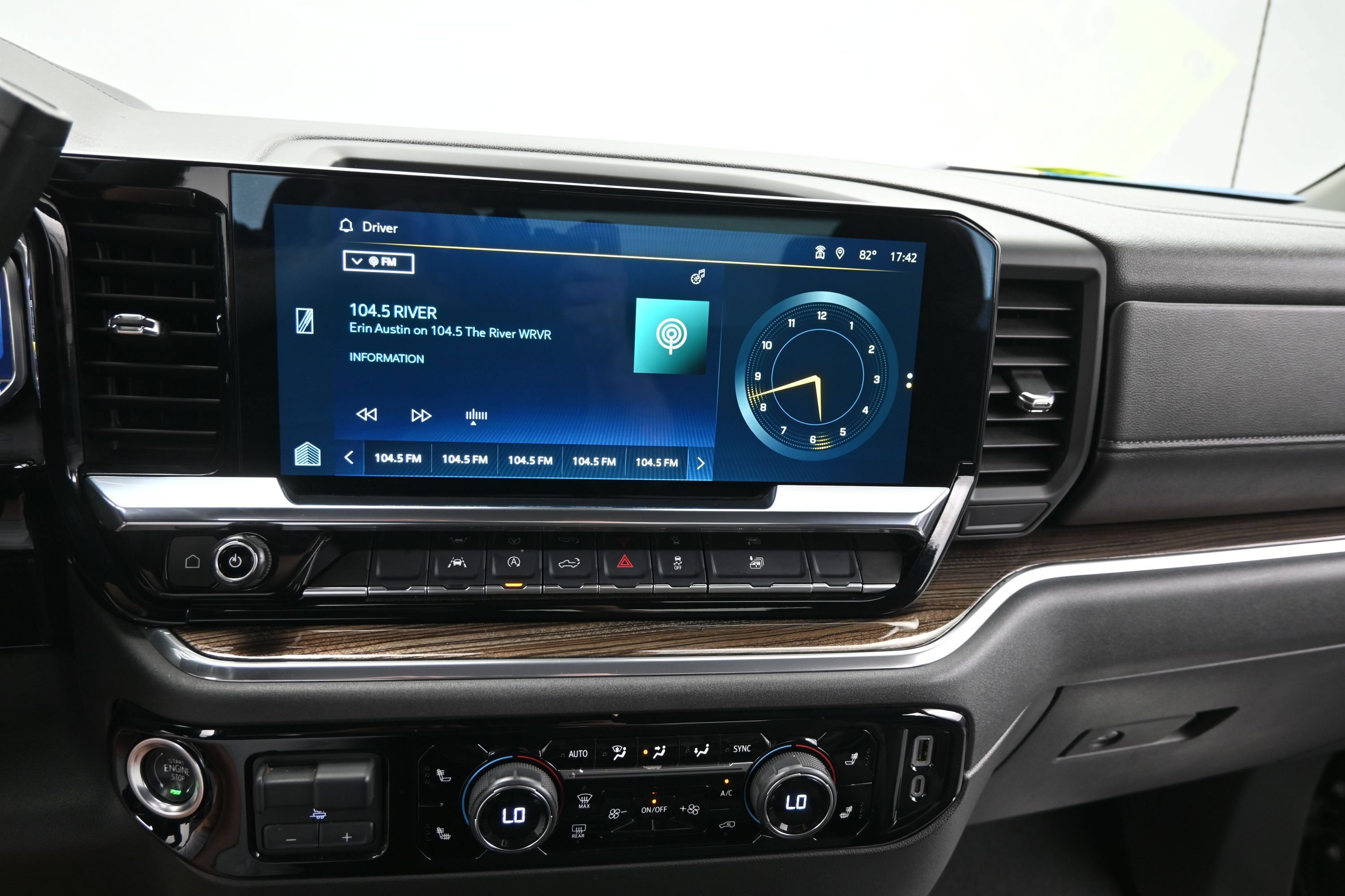 Used 2025 Chevrolet Silverado 1500 LT AWD/4WD image 19