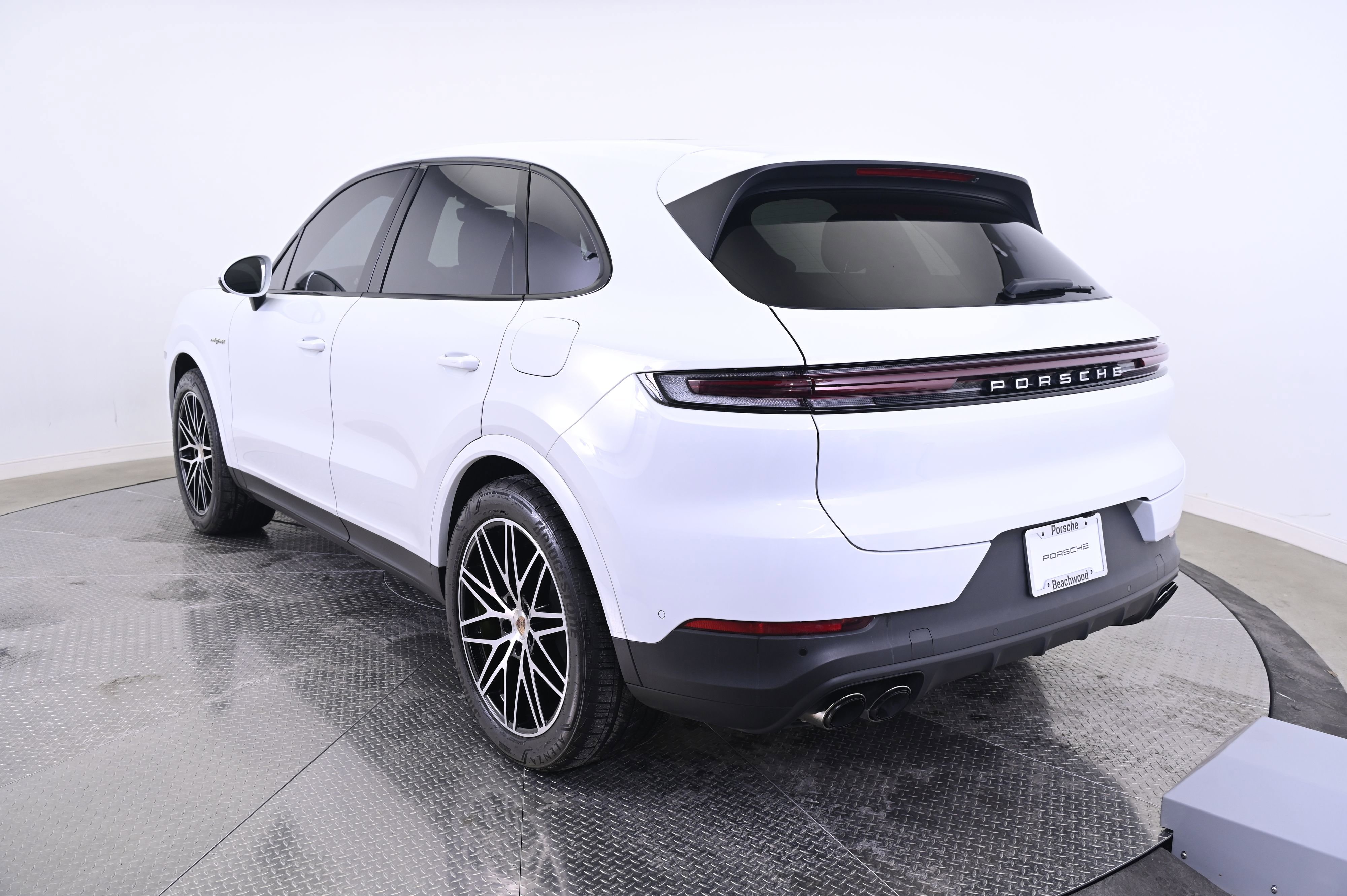 Certified 2025 Porsche Cayenne E-Hybrid image 3