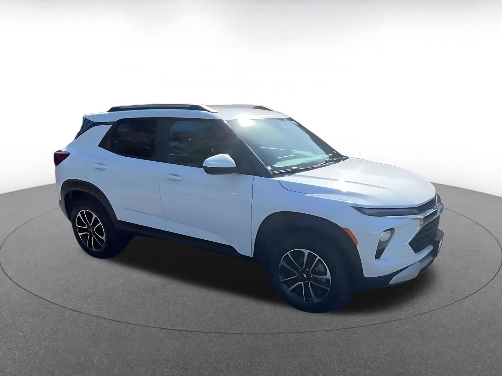 Used 2025 Chevrolet TrailBlazer LT FWD image 2