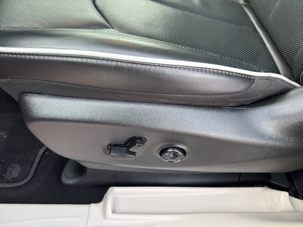 Used 2024 Chrysler Pacifica Limited image 14