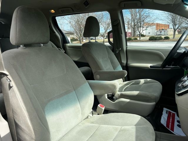 Used 2017 Toyota Sienna L FWD image 24