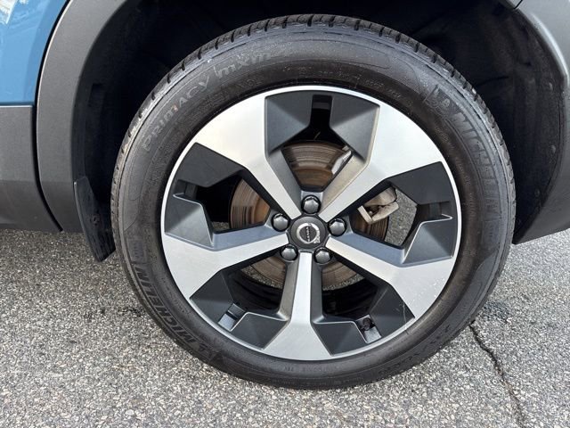 Used 2025 Volvo XC40 B5 Plus image 10