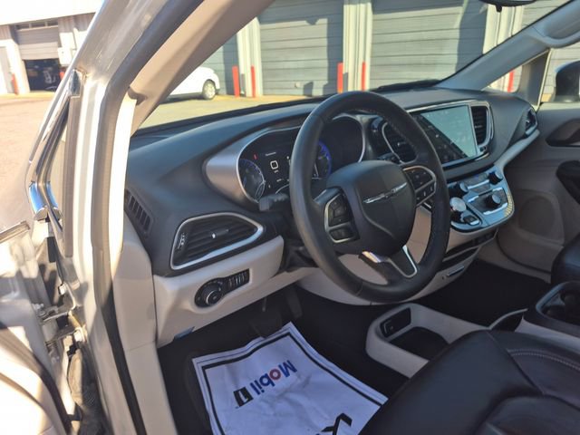 Used 2023 Chrysler Pacifica Touring-L image 10