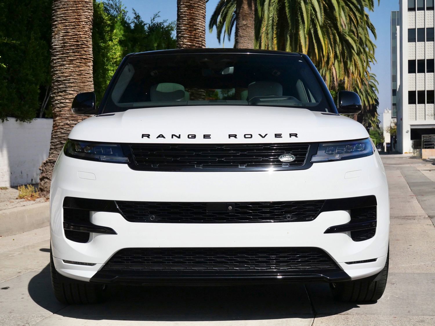 Used 2025 Land Rover Range Rover Sport Dynamic SE image 2