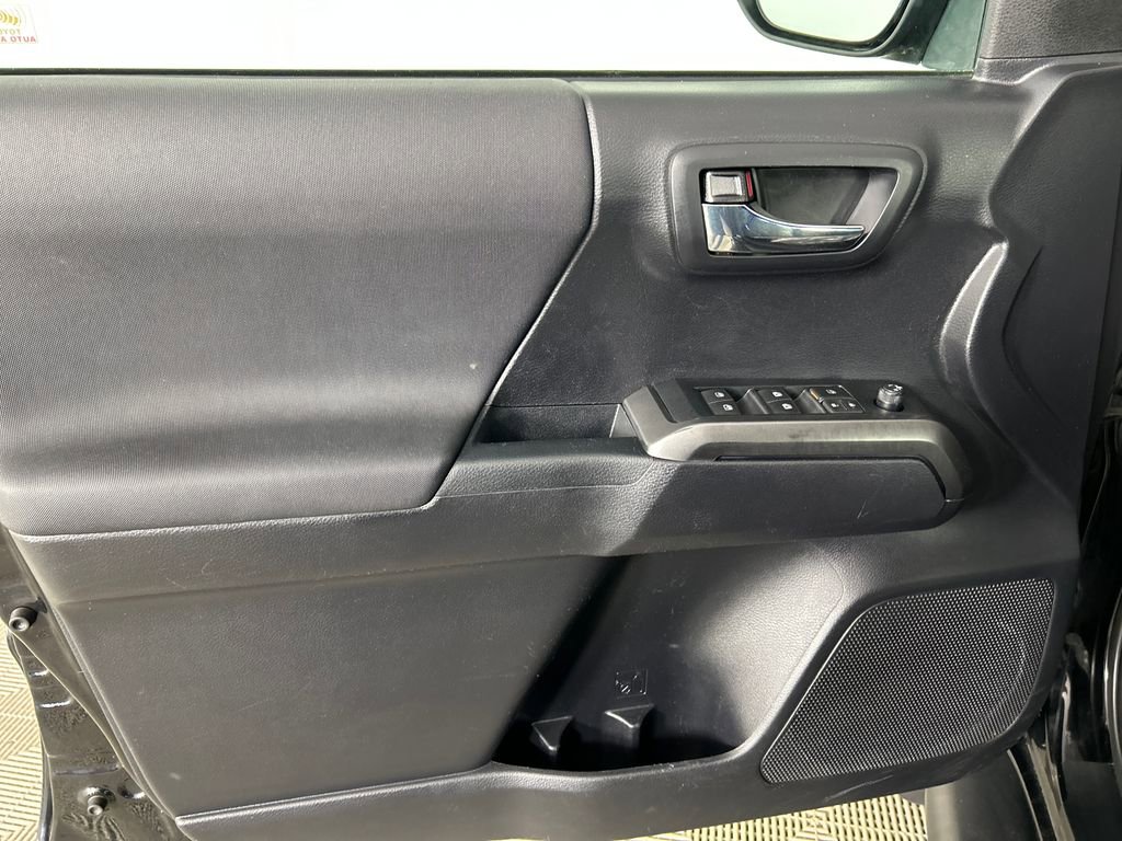 Used 2020 Toyota Tacoma TRD Sport w/ Technology Package image 12