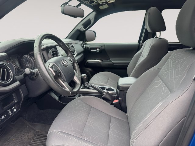 Used 2017 Toyota Tacoma TRD Off-Road w/ Premium & Technology Package AWD/4WD image 9