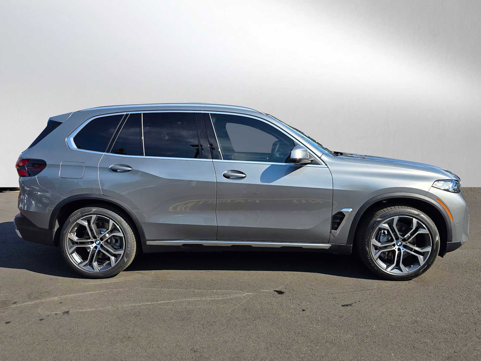 New 2026 BMW X5 xDrive50e w/ Climate Comfort Package image 2